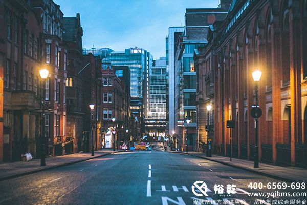 　　隨著城市化進(jìn)程的加快，樓宇管理逐漸成為現(xiàn)代城市的重要組成部分。樓宇智能管理系統(tǒng)(Integrated Building Management System，簡(jiǎn)稱IBMS)應(yīng)運(yùn)而生，成為解決樓宇運(yùn)營(yíng)管理效率、降低能耗、提升居住與工作環(huán)境的重要工具。本文將詳細(xì)探討樓宇I(lǐng)BMS系統(tǒng)的組成、功能、優(yōu)勢(shì)以及未來(lái)的發(fā)展趨勢(shì)。  　　一、什么是樓宇I(lǐng)BMS系統(tǒng)?  　　樓宇I(lǐng)BMS系統(tǒng)是一種集成的管理平臺(tái)，通過(guò)物聯(lián)網(wǎng)(IoT)、大數(shù)據(jù)、云計(jì)算等新興技術(shù)，將建筑內(nèi)各種設(shè)備與系統(tǒng)(如空調(diào)、照明、安防、消防、能耗管理等)有效整合，實(shí)現(xiàn)集中監(jiān)控與管理。其目的是提升建筑的運(yùn)營(yíng)效率、降低能耗、保障居住者的安全，創(chuàng)造更加舒適的環(huán)境。  　　二、樓宇I(lǐng)BMS系統(tǒng)的核心組成  　　1. 監(jiān)控系統(tǒng)：樓宇I(lǐng)BMS系統(tǒng)能夠?qū)崟r(shí)監(jiān)控建筑內(nèi)各類設(shè)備的運(yùn)行狀況，如空調(diào)系統(tǒng)的溫度、濕度水平，照明系統(tǒng)的電源狀態(tài)等。這些數(shù)據(jù)可以通過(guò)可視化界面直觀展現(xiàn)，便于運(yùn)維人員快速做出響應(yīng)。  　　2. 能源管理系統(tǒng)：通過(guò)對(duì)建筑內(nèi)能耗的實(shí)時(shí)跟蹤，實(shí)現(xiàn)能耗數(shù)據(jù)的分析與優(yōu)化，幫助管理者制定更為科學(xué)的能耗策略，降低運(yùn)營(yíng)成本。  　　3. 安全與安防系統(tǒng)：集成視頻監(jiān)控、門(mén)禁控制、報(bào)警系統(tǒng)等，以確保建筑內(nèi)人員及財(cái)產(chǎn)的安全。這一模塊能夠?qū)崟r(shí)識(shí)別異常情況，并立即通知相關(guān)人員或部門(mén)采取措施。  　　4. 建筑自動(dòng)化系統(tǒng)：樓宇I(lǐng)BMS系統(tǒng)利用傳感器和控制器實(shí)現(xiàn)對(duì)建筑內(nèi)部環(huán)境(如溫度、濕度、光照等)的自動(dòng)調(diào)節(jié)，提升居住舒適度。  　　5. 通訊與網(wǎng)絡(luò)系統(tǒng)：為了保障各個(gè)系統(tǒng)的高效協(xié)作，樓宇I(lǐng)BMS系統(tǒng)還需要強(qiáng)大的通訊與網(wǎng)絡(luò)基礎(chǔ)設(shè)施支持。這包括有線網(wǎng)絡(luò)、無(wú)線網(wǎng)絡(luò)和云計(jì)算平臺(tái)。  　　三、樓宇I(lǐng)BMS系統(tǒng)的功能與優(yōu)勢(shì)  　　1. 提升管理效率：樓宇I(lǐng)BMS系統(tǒng)可以將建筑內(nèi)各類設(shè)備的操作整合到一個(gè)平臺(tái)上，管理者通過(guò)該系統(tǒng)即可進(jìn)行智能控制，降低了人力成本，提升了工作效率。  　　2. 降低能耗：通過(guò)實(shí)時(shí)監(jiān)測(cè)與數(shù)據(jù)分析，IBMS系統(tǒng)能夠識(shí)別能耗異常，并及時(shí)進(jìn)行調(diào)整，幫助建筑降低能耗和運(yùn)營(yíng)成本，實(shí)現(xiàn)綠色建筑目標(biāo)。  　　3. 改善居住體驗(yàn)：樓宇I(lǐng)BMS系統(tǒng)可以根據(jù)使用者的需求自動(dòng)調(diào)節(jié)室內(nèi)環(huán)境，如調(diào)節(jié)空調(diào)的溫度與濕度、照明的亮度等，確保員工在舒適的環(huán)境中工作，提高工作效率。  　　4. 提高安全性：集成的安防系統(tǒng)能夠?qū)崟r(shí)監(jiān)測(cè)潛在風(fēng)險(xiǎn)，并及時(shí)發(fā)出預(yù)警，保障建筑及其使用者的安全。尤其在火災(zāi)、入侵等突發(fā)事件中，IBMS系統(tǒng)能迅速響應(yīng)，最大限度地減少損失。  　　5. 可擴(kuò)展性與靈活性：樓宇I(lǐng)BMS系統(tǒng)具有良好的可擴(kuò)展性，能夠根據(jù)建筑的不同需求，靈活添加或調(diào)整模塊，確保系統(tǒng)始終適應(yīng)建筑的運(yùn)營(yíng)變化。  　　四、樓宇I(lǐng)BMS系統(tǒng)的應(yīng)用場(chǎng)景  　　1. 商業(yè)辦公樓：在大型商業(yè)辦公樓中，樓宇I(lǐng)BMS系統(tǒng)能夠?qū)崟r(shí)監(jiān)控各項(xiàng)運(yùn)營(yíng)數(shù)據(jù)，幫助管理者進(jìn)行有效的資產(chǎn)管理和空間利用，提升辦公環(huán)境的舒適度和安全性。  　　2. 酒店與會(huì)展中心：在酒店及會(huì)展中心，IBMS系統(tǒng)可通過(guò)智能化管理提升客戶體驗(yàn)，如智能燈光控制、溫度調(diào)節(jié)等，提升客滿時(shí)的運(yùn)營(yíng)效率。  　　3. 醫(yī)療機(jī)構(gòu)：醫(yī)院等醫(yī)療機(jī)構(gòu)對(duì)于環(huán)境的要求極高，樓宇I(lǐng)BMS系統(tǒng)可以保證醫(yī)院內(nèi)部空氣質(zhì)量、溫濕度維持在最佳狀態(tài)，保障患者與醫(yī)務(wù)人員的安全與舒適。  　　4. 工業(yè)廠房：在工業(yè)企業(yè)中，IBMS系統(tǒng)可以有效監(jiān)控和管理設(shè)備的運(yùn)行狀態(tài)，降低設(shè)備故障率，同時(shí)優(yōu)化能耗管理，提高生產(chǎn)效率。  　　五、樓宇I(lǐng)BMS系統(tǒng)的未來(lái)發(fā)展趨勢(shì)  　　1. 智能化水平提升：隨著人工智能及機(jī)器學(xué)習(xí)技術(shù)的發(fā)展，IBMS系統(tǒng)將變得更加智能，能夠根據(jù)歷史數(shù)據(jù)和實(shí)時(shí)監(jiān)測(cè)自動(dòng)優(yōu)化建筑管理策略。  　　2. 云計(jì)算的廣泛應(yīng)用：未來(lái)的IBMS系統(tǒng)將更多地依賴云計(jì)算，通過(guò)云平臺(tái)實(shí)現(xiàn)數(shù)據(jù)的存儲(chǔ)、管理與分析，推動(dòng)建筑管理的數(shù)字化轉(zhuǎn)型。  　　3. 物聯(lián)網(wǎng)技術(shù)的深度整合：IBMS系統(tǒng)將與物聯(lián)網(wǎng)設(shè)備深度融合，建立起更為廣泛的智能設(shè)備生態(tài)，實(shí)現(xiàn)建筑內(nèi)部的全面互聯(lián)與自動(dòng)化管理。  　　4. 可持續(xù)發(fā)展的推動(dòng)：環(huán)保與可持續(xù)發(fā)展將是未來(lái)IBMS系統(tǒng)發(fā)展的重要方向，樓宇I(lǐng)BMS系統(tǒng)通過(guò)實(shí)時(shí)監(jiān)測(cè)與數(shù)據(jù)分析，幫助建筑達(dá)到更低的碳排放標(biāo)準(zhǔn)，實(shí)現(xiàn)可持續(xù)運(yùn)營(yíng)。  　　5. 用戶體驗(yàn)至上的設(shè)計(jì)：未來(lái)的IBMS系統(tǒng)將更加注重用戶體驗(yàn)，通過(guò)更為簡(jiǎn)潔的界面、更流暢的操作流程保障用戶的便捷性，提升用戶對(duì)系統(tǒng)的認(rèn)可度。  　　結(jié)論  　　樓宇I(lǐng)BMS系統(tǒng)作為現(xiàn)代建筑管理的重要工具，憑借其強(qiáng)大的集成能力和智能化管理，為建筑的高效運(yùn)營(yíng)、節(jié)能降耗及安全保障提供了有力支持。隨著技術(shù)的不斷進(jìn)步和發(fā)展，IBMS系統(tǒng)的應(yīng)用前景將更加廣闊，必將引領(lǐng)未來(lái)建筑管理方式的變革。